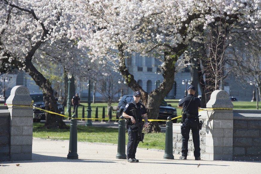 Sicherheitskräfte riegeln das Kapitol in Washington ab.