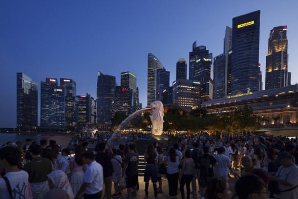 Tourists take souvenir pictures at Merlion Park, a famous Singapore landmark and a major tourist attraction in Singapore, Friday, May 2, 2025. (AP Photo/Vincent Thian)
Singapore Daily Life