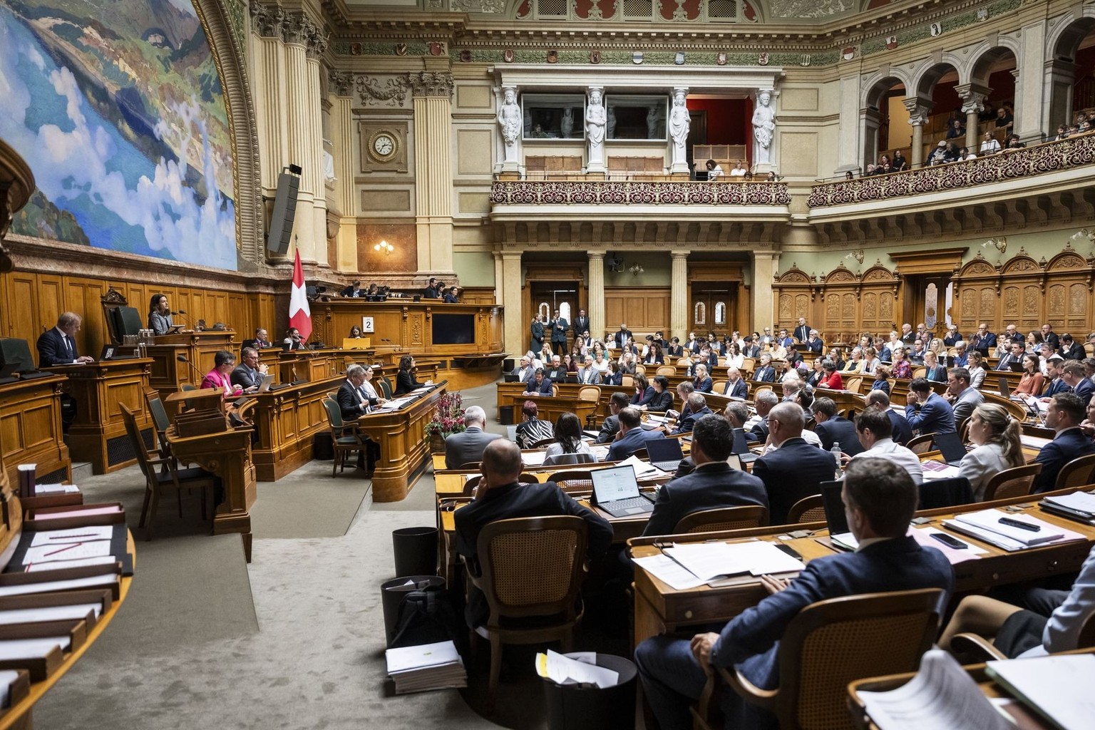 Nationalratspraesidentin Maja Riniker, FDP-AG, 2. von links, spricht zu Sitzungsbeginn zur Katastrophe von Blatten und ruft zu Spenden auf, an der Sommersession der Eidgenoessischen Raete, am Montag,  ...