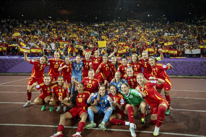 FOOTBALL FEMININ: Espagne vs Allemagne - 1/2 finale - UEFA EURO, EM, Europameisterschaft,Fussball 2025 - 23/07/2025 c� l� bration de l � quipe de Espagne avec ses supporters lors du match 1/2 finale d ...
