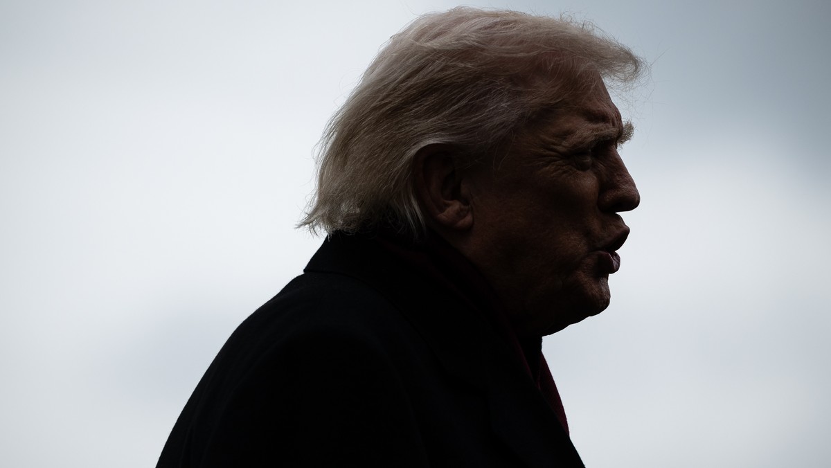 epa12542648 US President Donald Trump speaks to members of the media on the South Lawn of the White House before boarding Marine One in Washington, DC, USA, 22 November 2025. EPA/GRAEME SLOAN / POOL