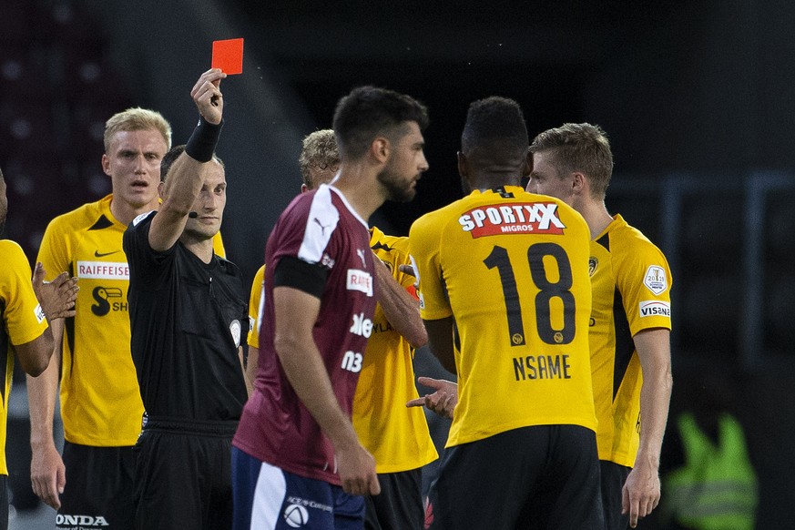 the referee Stefan Horisberger shows the red card to Young Boys&#039; forward Jean-Pierre Nsame #18, during the Super League soccer match of Swiss Championship between Servette FC and BSC Young Boys,  ...