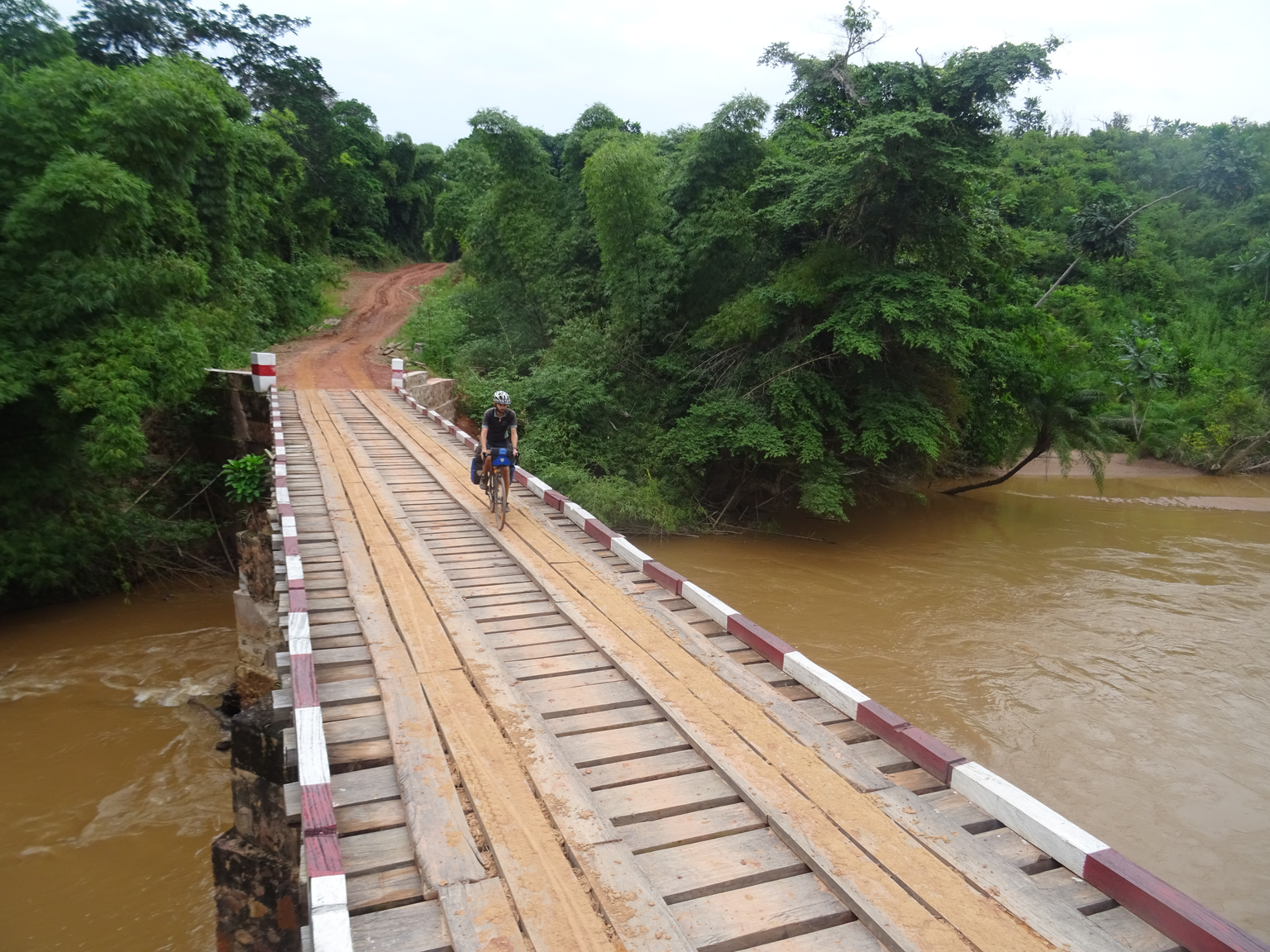 Bild 33
Demokratische Republik Kongo, nahe Luango (26.01.2020)
Wir überquerten auf unserem Weg durch Afrika zahlreiche Brücken. Dabei waren auch einige, bei denen wir glücklich waren, ganz auf der and ...