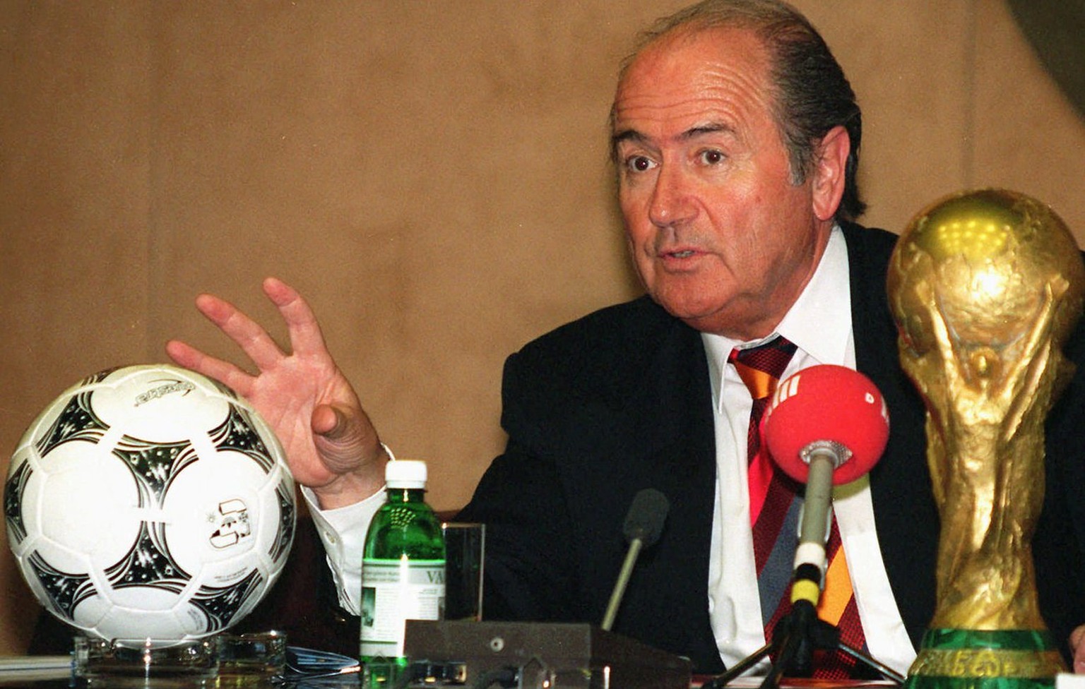 Sepp Blatter, wie er sich am liebsten sieht: Mit Fussball und Weltpokal wild referierend. (1997)