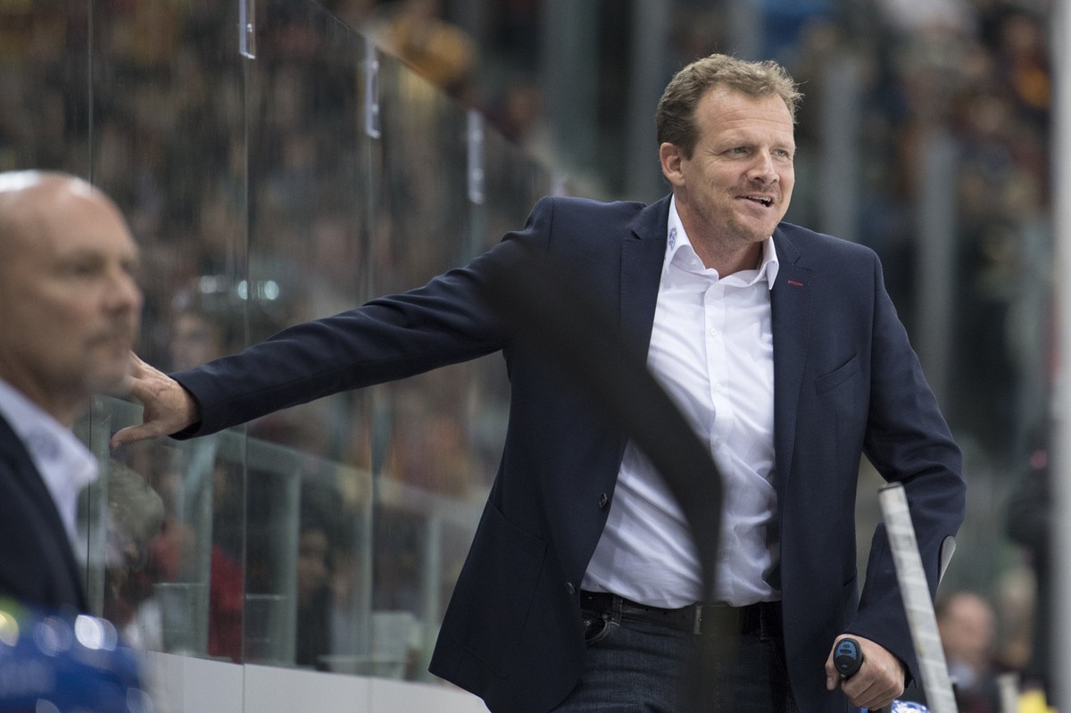 Biels Head Coach Kevin Schlaepfer, rechts, und Assistent Dino Stecher, links, waehrend dem Meisterschaftsspiel in der NLA zwischen dem EHC Biel und den SCL Tigers, am Freitag, 11. November 2016, in de ...