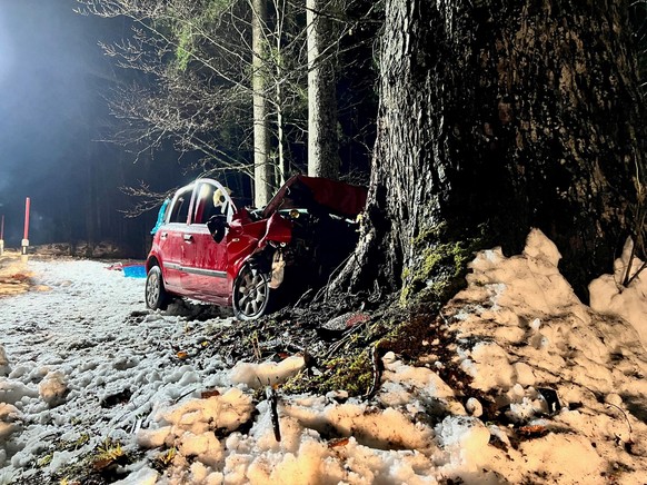 Ein Autofahrer ist am 17. April 2023 mit seinem Fahrzeug auf der Schwägalpstrasse bei Ennetbühl SG talwärts Richtung Neu St. Johann gegen einen Baum geprallt