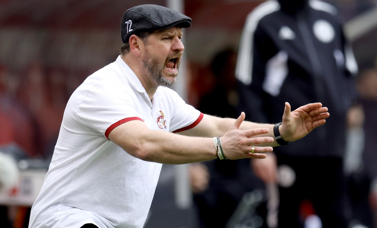 epa10555510 Cologne's head coach Steffen Baumgart reacts during the German Bundesliga soccer match between 1. FC Cologne and Borussia Moenchengladbach in Cologne, Germany, 02 April 2023. EPA/RONA ...