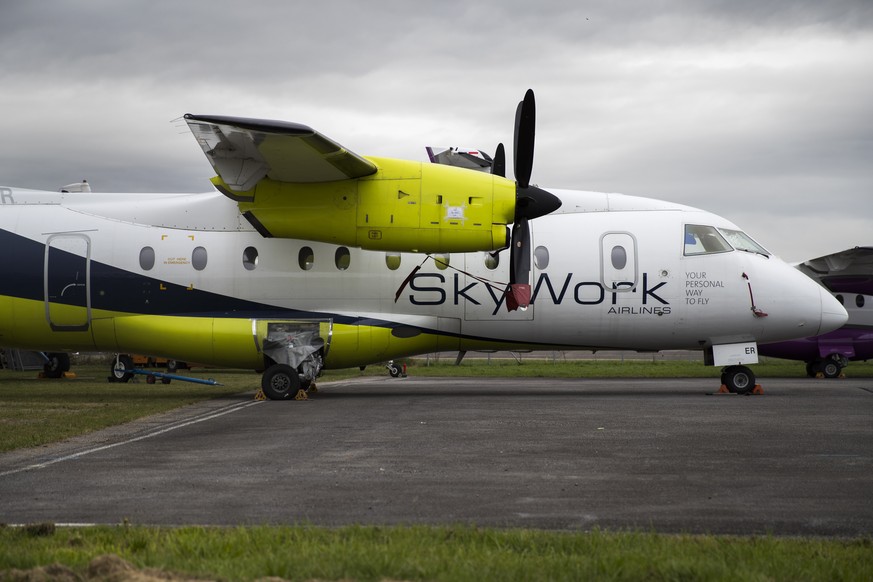 Ein Flugzeug von Skywork Airlines steht auf dem Flughafen Bern-Belp, am Sonntag, 29. Oktober 2017. Die finanziell angeschlagene Berner Regionalfluggesellschaft SkyWork setzt ihren Flugbetrieb am Sonnt ...