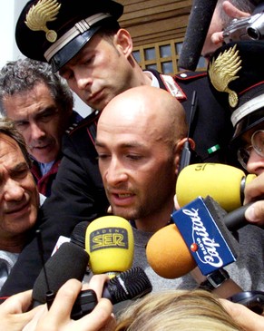 Am 5. Juni 1999 – auf den Tag genau fünf Jahre nach seinem grossen Sieg in Aprica – wird Pantani von Reportern bedrängt. Soeben ist der souveräne Leader aus dem Giro ausgeschlossen worden.