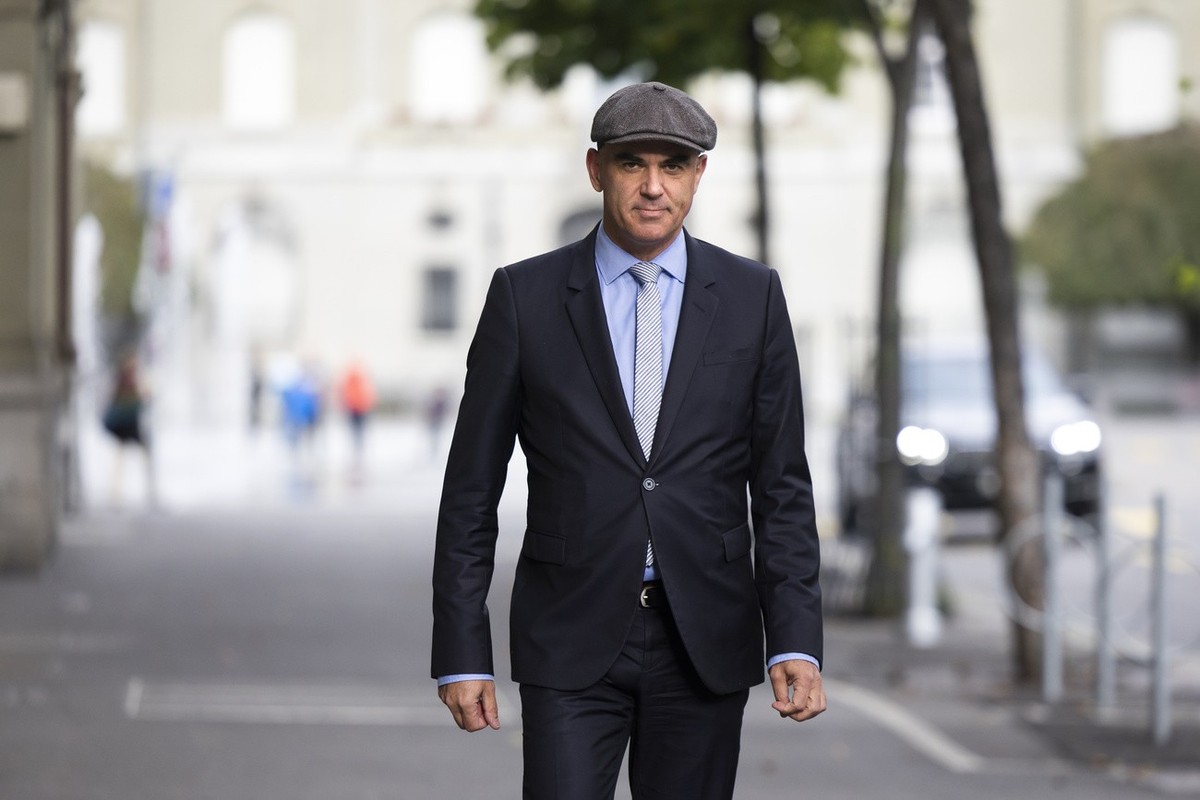 Bundesrat Alain Berset auf dem Weg zu einer Medienkonferenz des Bundesrates zu den Eidgenoessischen Abstimmungen am Sonntag, 25. September 2022 in Bern. (KEYSTONE/Peter Klaunzer)