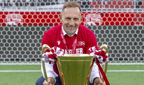 KEYPIX - Thuns Trainer Mauro Lustrinelli feiert mit dem Pokal zum Meistertitel nach dem Fussball Meisterschaftsspiel der Swiss Super League zwischen FC Thun, FCT, und BSC Young Boys, YB, vom Donnersta ...