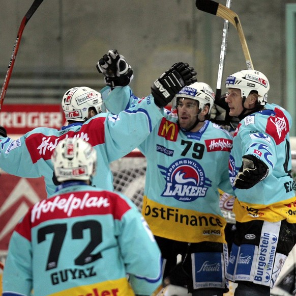 1:0 fuer Rappi nach 15 Sekunden durch Oliver Kamber, 2. rechts, der von Mikko Eloranta, rechts, Niklas Nordgren, links, und Noel Guyaz, im Vordergrund, beglueckwuenscht wird im Eishockeyspiel der Nati ...