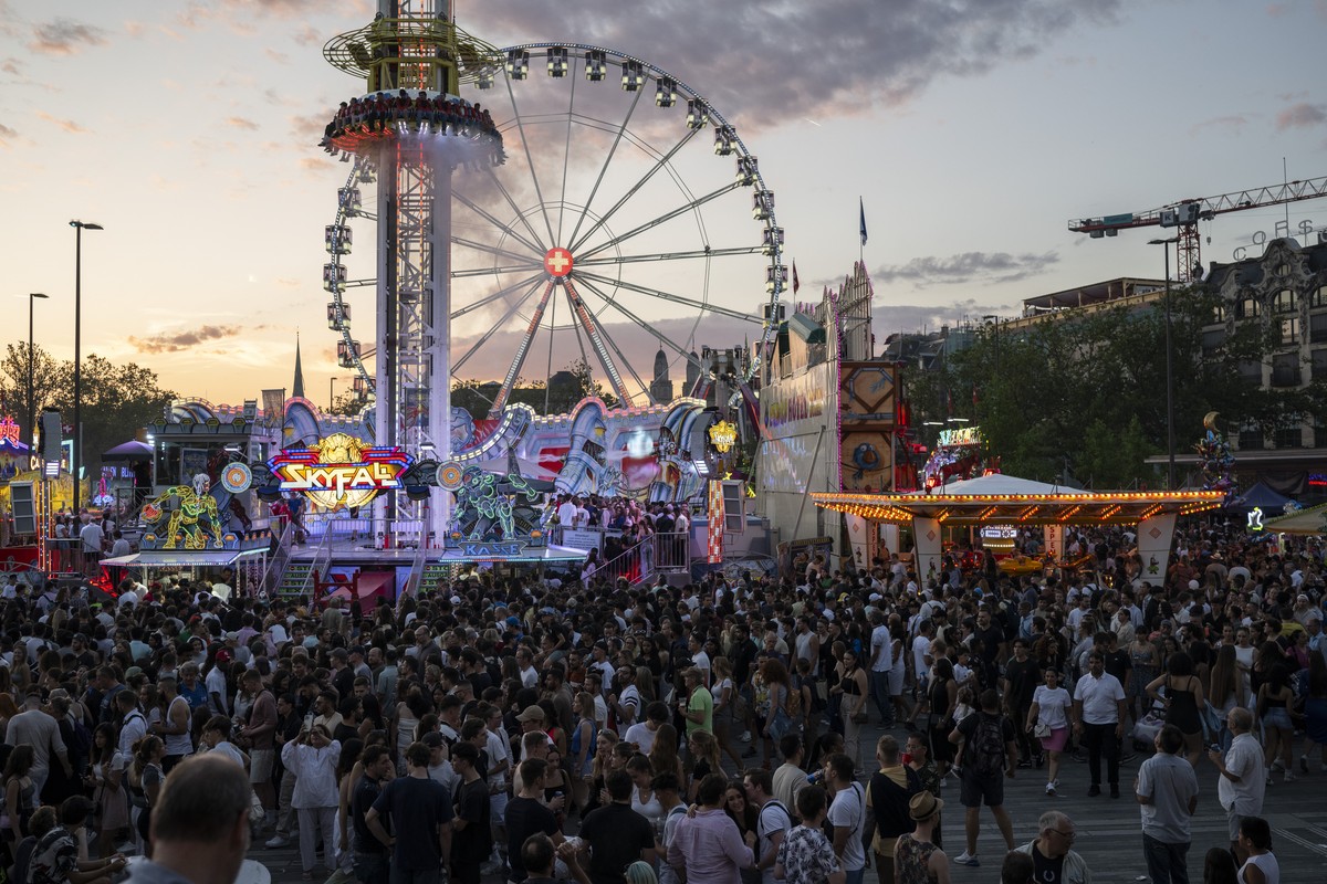 Besucher bewegen sich zwischen Bahnen und Attraktionen am Zueri Faescht, aufgenommen am Samstag, 8. Juli 2023 in Zuerich. An diesem Wochenende werden ueber 2,5 Millionen Besucherinnen und Besucher in  ...