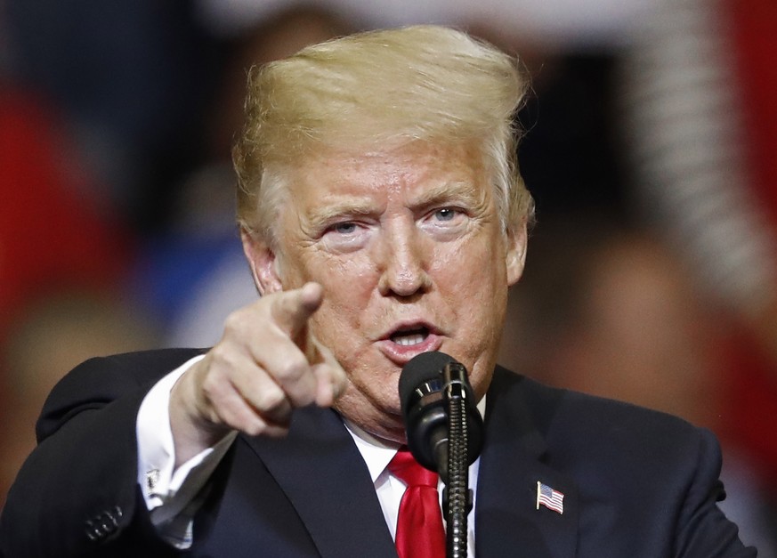 epaselect epa07112442 United States President Donald J. Trump speaks to supporters at a rally in Houston, Texas, USA, 22 October 2018. EPA/LARRY W. SMITH