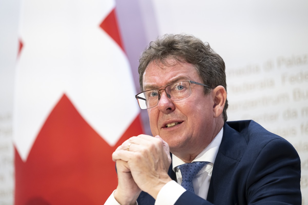 Bundesrat Albert Roesti spricht an einer Medienkonferenz ueber die Richtungsentscheid zur Eidgenoessischen Volksinitiative "Jederzeit Strom fuer alle (Blackout stoppen)", am Mittwoch, 28. Au ...