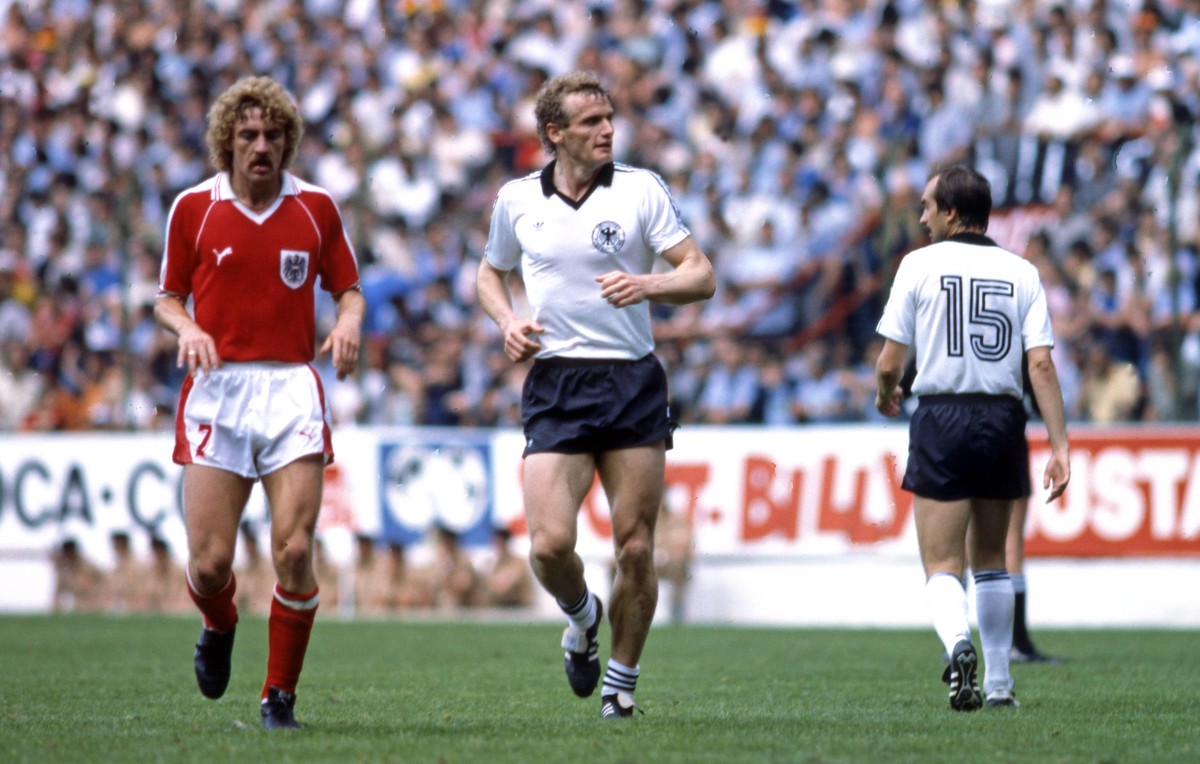 FIFA WM 1982 25.06.1982, Fussball, FIFA WM 1982 in Spanien, 1. Finalrunde Gruppe 2, BRD Deutschland (DFB) - �sterreich (1:0): v.l. Walter Schachner (Austria), Hans-Peter Briegel, Ulrich Stielike (beid ...