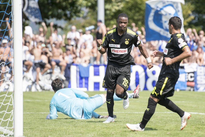 Aimery Pinga, mitte, von GC feiert das 0:1 vor Torhueter Aaron Hoenger-Acosta, links, von Buochs beim Fussball Schweizer Cup Runde 1 zwischen dem FC Buochs und den Grasshoppers Zuerich vom Sonntag, 19 ...