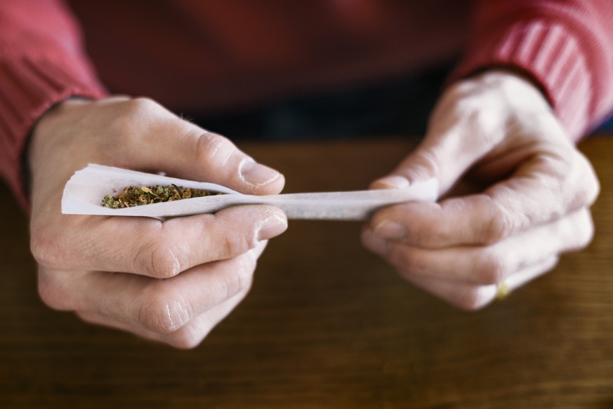 ARCHIVBILD - ZUM CANNABIS-FORUM DES VERBANDS SCHWEIZERISCHER POLIZEIBEAMTER, AM MITTWOCH, 12. JUNI 2019 - A man rolls a THC-poor cannabis cigarette with C-Pure Fedtonic tabacco by BioCan, photographed ...