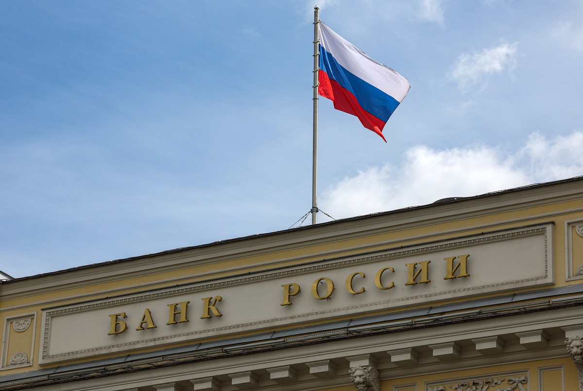 epa13048996 The Russian national flag waves atop the Bank of Russia (Central Bank of the Russian Federation) headquarters in Moscow, Russia, 19 June 2026. The Board of Directors of the Bank of Russia  ...