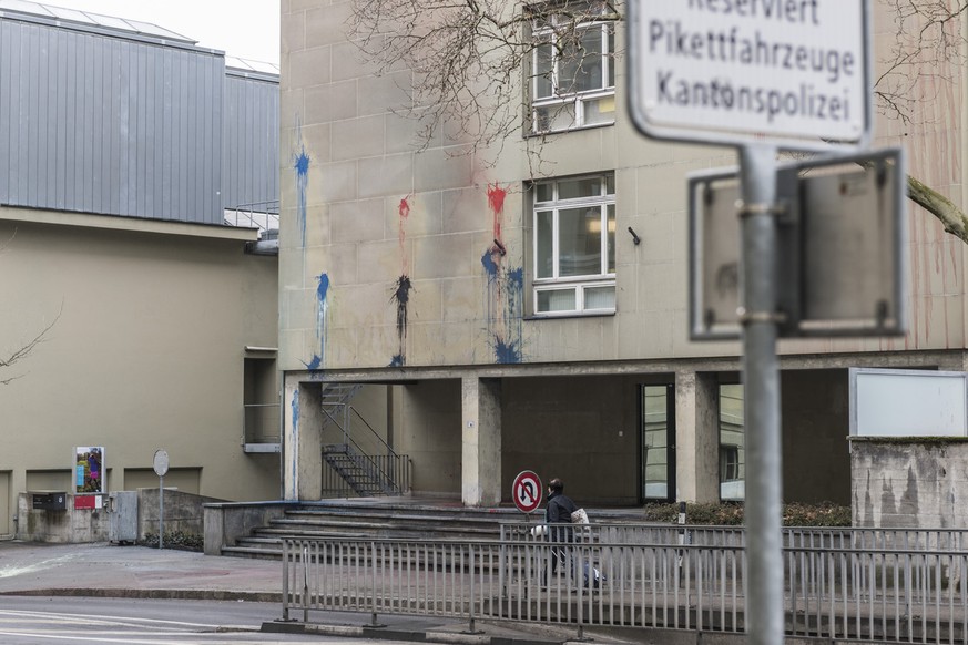 Farbspuren zeugen von einem gewaltsamen Zusammenstoss zwischen Unbekannten und der Kantonspolizei Bern bei der Polizeiwache Waisenhaus. Bei dem Anschlag wurde ein Polizist leicht verletzt. (Februar 2015)<br data-editable="remove">
