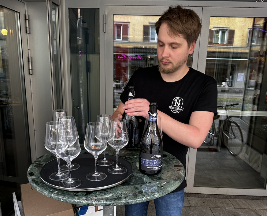 Dimitri Anderfuhren stellt den Prosecco bereit.