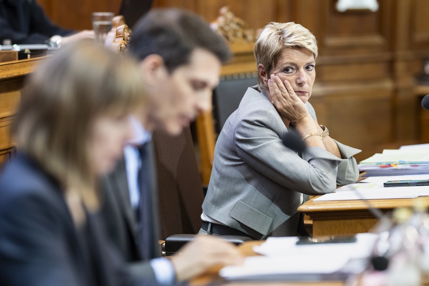 Bundesraetin Karin Keller-Sutter, rechts, hoert dem Votum von Thierry Burkart, FDP-AG zum Bankengesetz zu, an der Herbstsession der Eidgenoessischen Raete, am Donnerstag, 17. September 2026 im Staende ...
