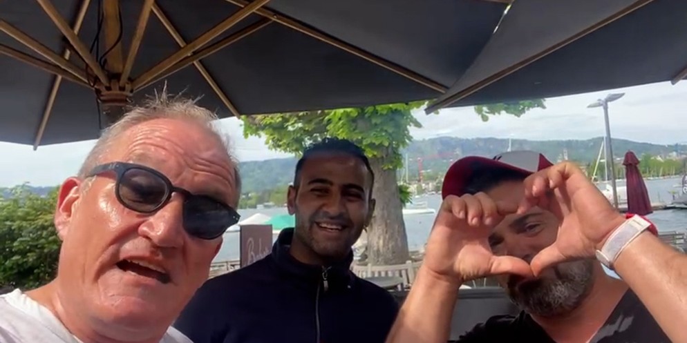 Der bekannte Grillmeister Baba vom Restaurant Pumpstation in Zürich hat mit dem Microlino einen Unfall gebaut und liegt im Spital. Sein Chef Michel Péclard und seinem Team vermissen den Kult-Grilleur  ...