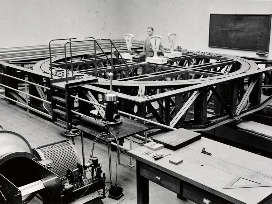 Drehscheibe mit Waagen, Institut für Aerodynamik, 1936.
http://doi.org/10.3932/ethz-a-000067866