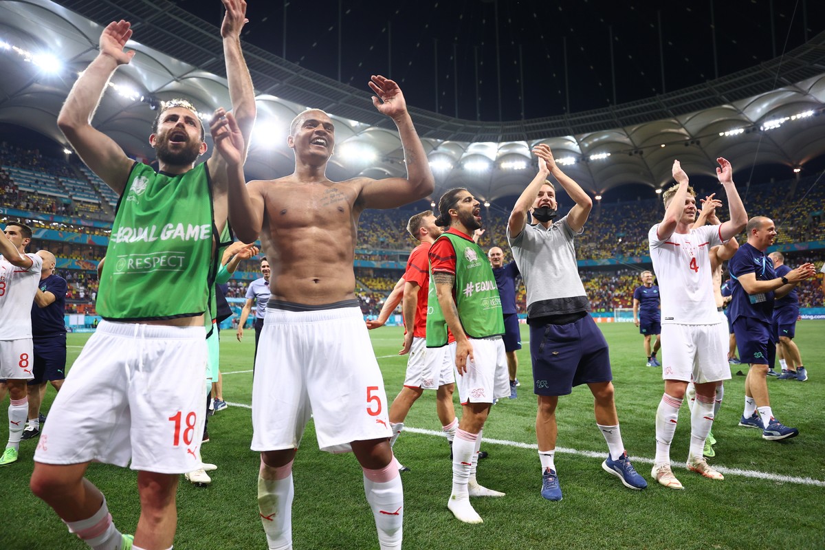 epa09309735 Admir Mehmedi (L), Manuel Akanji (2L) and players of Switzerland react after winning the UEFA EURO 2020 round of 16 soccer match between France and Switzerland in Bucharest, Romania, 28 Ju ...