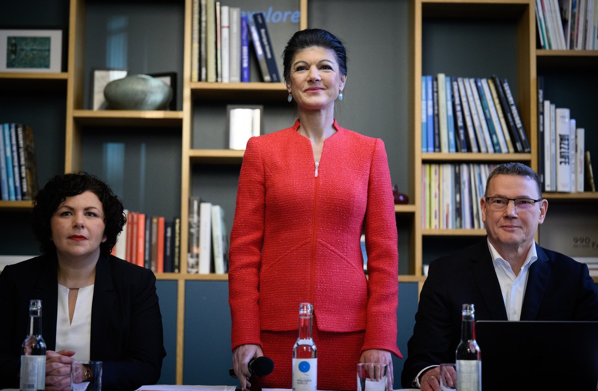 08.01.2024, Berlin: Sahra Wagenknecht (M) steht zusammen mit Amira Mohamed Ali (l) und Ralph Suikat (r) beim Gr�ndungsakt der Partei "B�ndnis Sahra Wagenknecht - f�r Vernunft und Gerechtigkeit&qu ...