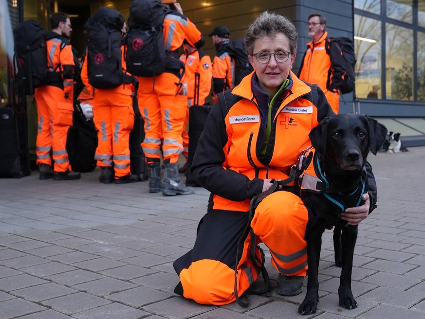 Hundefuehrerin der Rettungskette Monika Suter posiert mit ihrem Hund vor ihrer Reise ins Katastrophengebiete in der Tuerkei am Flughafen Zuerich-Kloten am 6. Februar 2023. Als Reaktion auf einen Aufru ...