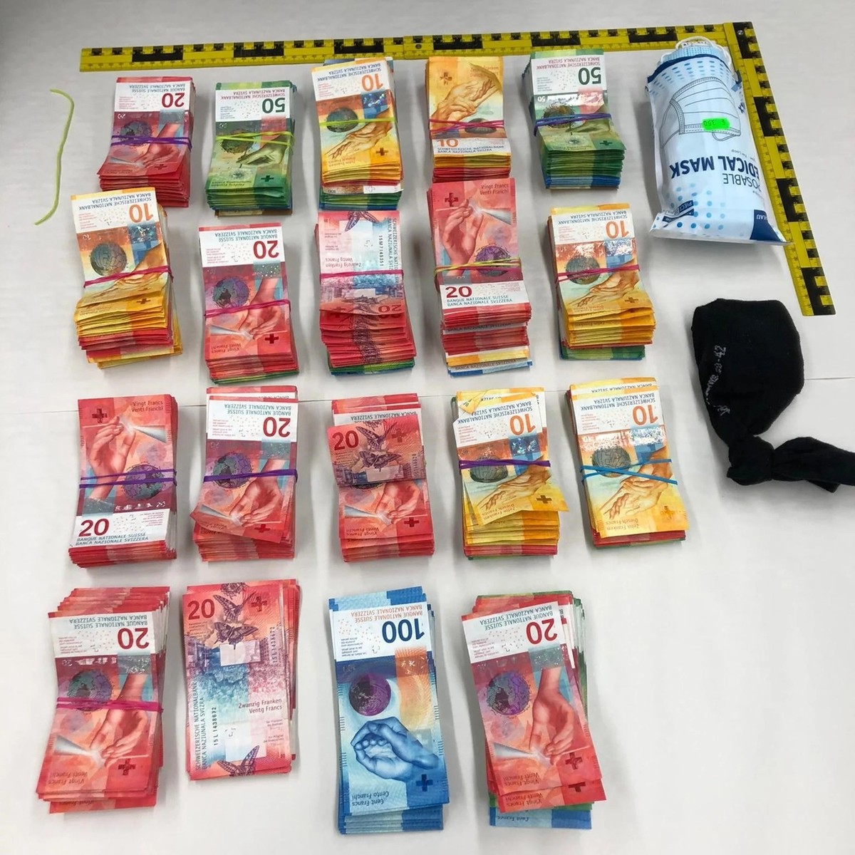 En août 2022, la police lucernoise a démantelé un clan albanais. Par le biais d'une agence de voyage, le gang blanchissait et transférait l'argent présumé du trafic de drogue. Pour ce faire, ...