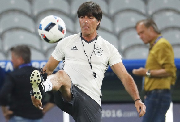 Joachim Löw will den Schlendrian vermeiden und hält darum Ball und den Fokus der Mannschaft hoch.