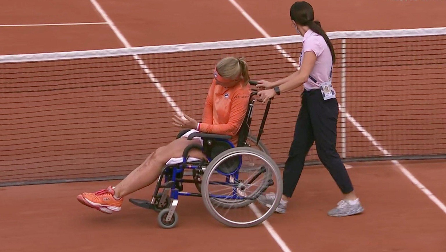 Am Ende muss die von Krämpfen geplagte Kiki Bertens mit dem Rollstuhl vom Platz gebracht werden.