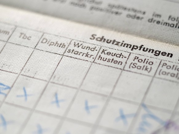 Berlin. 13 FEB 2017. Detail: Impfbuch gemäß Paragraf 16 Bundesseuchengesetz. Schutzimpfungen dienen der Aktivierung des Immunsystems gegen Infektionskrankheiten. Diphterie, Wundstarrkrampf, Keuchhuste ...