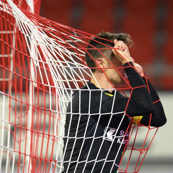 Le milieu st-gallois Jordi Quintilla reagit apres avoir manque un penalty lors de la rencontre de football a huis clos de Super League entre FC Sion et FC St.Gallen 1879 lors de la pandemie de Coronav ...