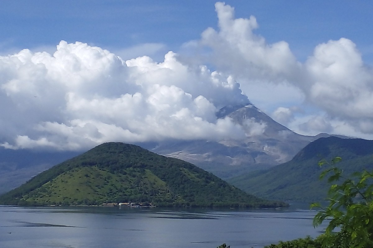 Mount Lewotobi Laki-Laki spews volcanic materials into the air in East Flores, Indonesia Friday, March 21, 2025. (AP Photo/Ester Narek)
Indonesia Volcano