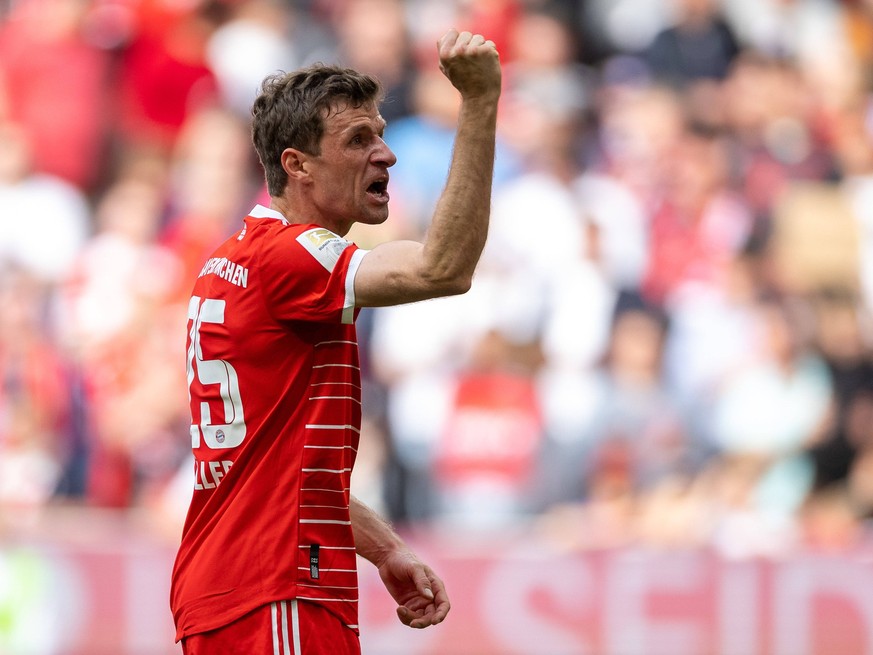 Die Bayern feiern in der Suedkurve bei Ihren Fans, Thomas Mueller FC Bayern Muenchen, 25, Geste, gestikuliert GER, FC Bayern Muenchen FCB vs. Hertha BSC Berlin, Fussball, Bundesliga, 30. Spieltag, Spi ...