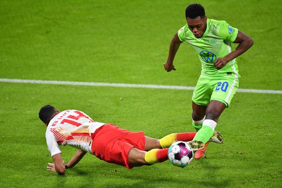 epa09049764 Ridle Baku of VfL Wolfsburg is challenged by Tyler Adams of RB Leipzig during the German DFB Cup quarter final soccer match between RB Leipzig and VfL Wolfsburg in Leipzig, Germany, 03 Mar ...