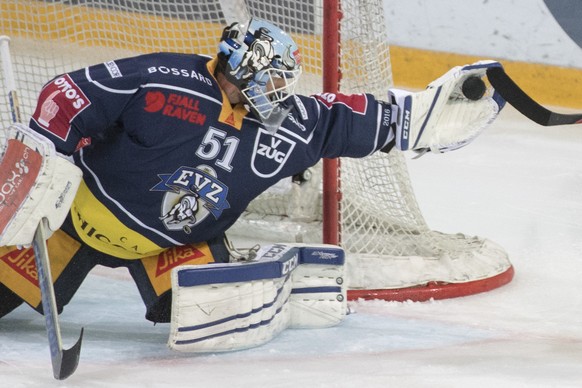 Der Zuger Torhueter Tobias Stephan beim Eishockey Meisterschaftsspiel zwischen dem EV Zug und dem HC Davos, am Samstag, 17. September 2016, in Zug. (KEYSTONE/Urs Flueeler)