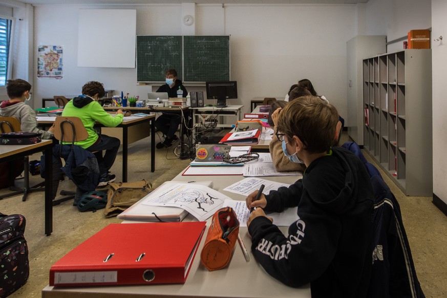 Die Schueler der Mittelschule in Locarno tragen am Montag, 9. November 2020, auch waehrend des Unterrichts Geschichtsmasken zum Schutz vor dem Coronavirus. Die Tessiner Regierung hat das Maskenobligat ...