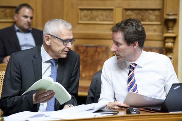 Leo Mueller, CVP-LU, links, und Thomas Aeschi, SVP-ZG, rechts, an der Sommersession der Eidgenoessischen Raete, am Mittwoch, 13. Juni 2018, im Nationalrat in Bern. (KEYSTONE/Anthony Anex)