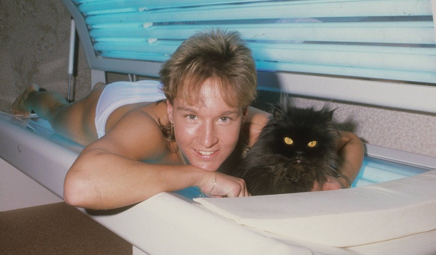 Martina Voss privat mit Katze auf der Sonnenbank. Aufn. 28.03.1989. *** Martina Voss private with cat on the sunbed Aufn 28 03 1989 HM