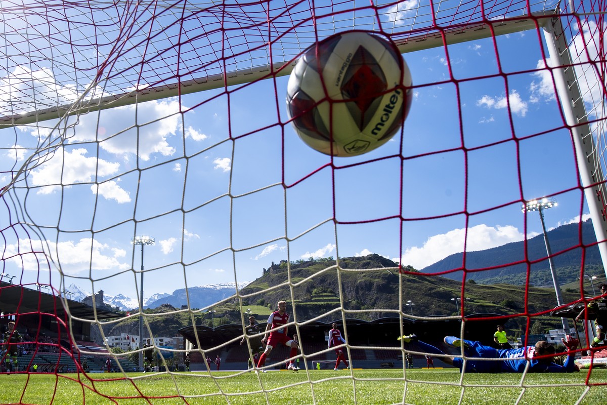 L'attaquant valaisan Lubomir Tupta, marque le but du 2:2 au gardien du FC Thun Andreas Hirzel lors du match retour du barrage entre le club de fooball de super league FC Sion et le club de challe ...