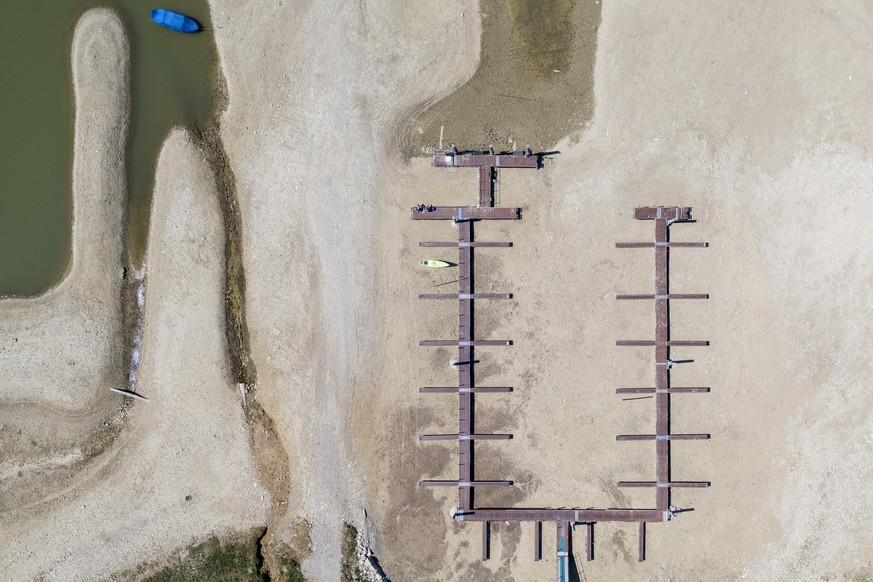 A stranded boat lies on the dry Sihlsee lake near Einsiedeln, Switzerland on Thursday, 23 April 2020. (KEYSTONE/Silva Schnurrenberger)