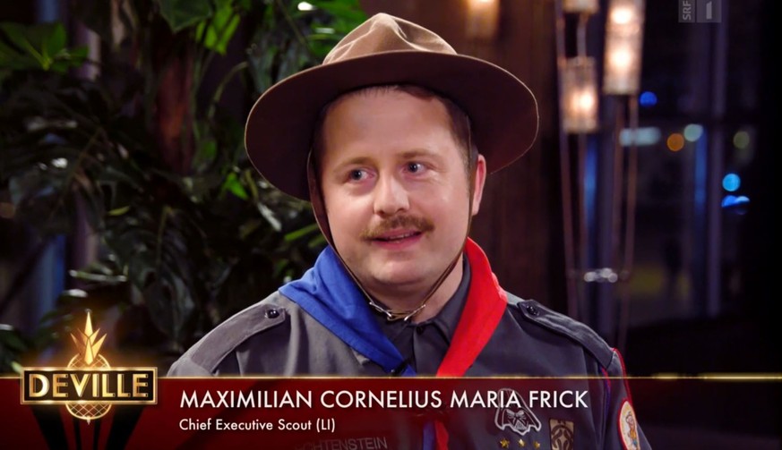 Chef-Pfadfinder Maximilian Cornelius Maria Frick (Komiker Gabriel Vetter) verkündet den Putsch gegen den Fürsten.