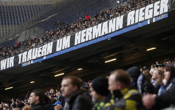 Die Fans des HSV mit einem Trauer-Banner nach dem Tod ihres Kultmasseurs.