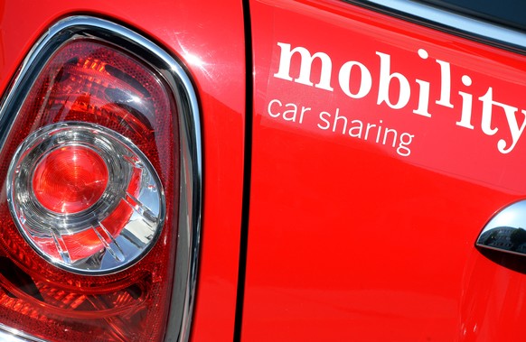Das Logo der Mobility Car Sharing an einem Mobility Auto, aufgenommen am Montag, 23 Juni 2014 in Luzern anlaesslich einer Medienkonferenz der Mobiliy Genosschenschaft zu ihrem neuen Angebot Catch a ca ...