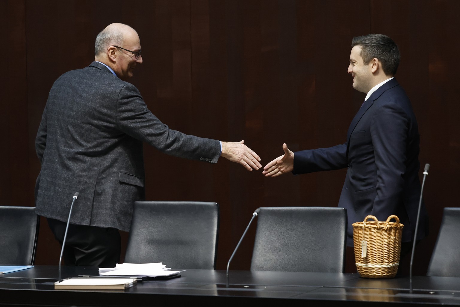 Markus Ritter, Praesident Bauernverband und Nationalrat Mitte-SG, links, empfaengt Bundesratskandidat Jon Pult, Nationalrat SP-GR, zum Hearing bei der Konferenz baeuerlicher Parlamentarier, am Montag, ...