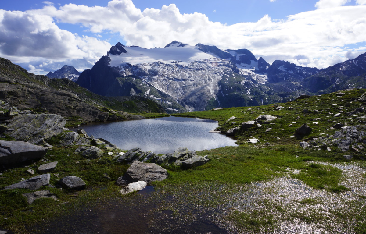 Einer der vielen Seen auf der Hochebene nach der Cristallina-Hütte.